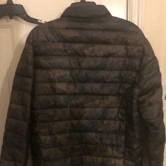 Too small - Picture 3 of 3